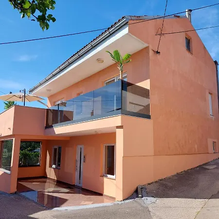 La Dama * ノヴィ・ヴィノドロスキー