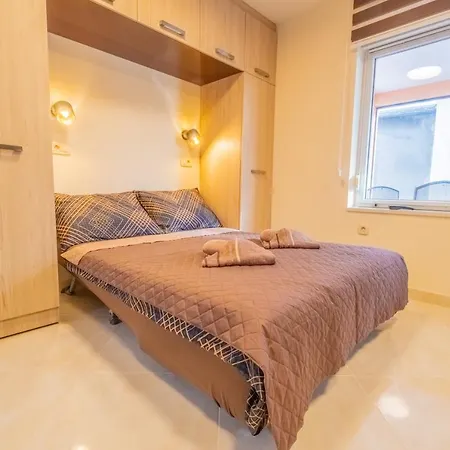 La Dama * ノヴィ・ヴィノドロスキー